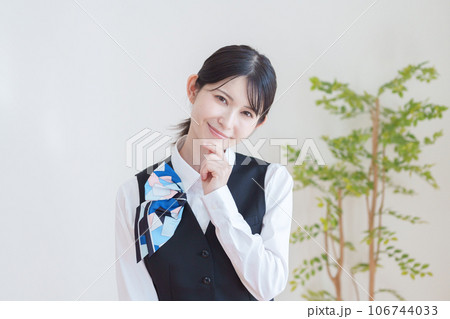 考える女性スタッフ 考える女性スタッフ 106744033