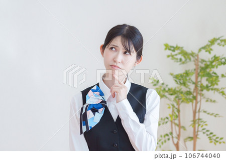 考える女性スタッフ 考える女性スタッフ 106744040
