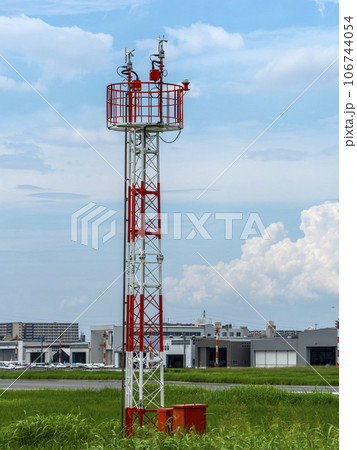 空港に設置された風車型風向風速計 106744054