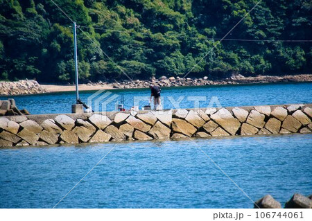 防波堤で釣りをする人 防波堤で釣りをする人 106744061