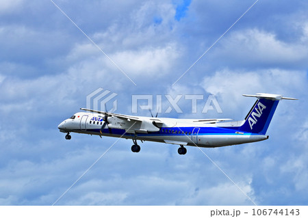 大阪国際空港 ANA ボンバルディア DHC8-Q400 プロペラ機 離陸態勢 スカイパークの写真素材 [106744143] - PIXTA