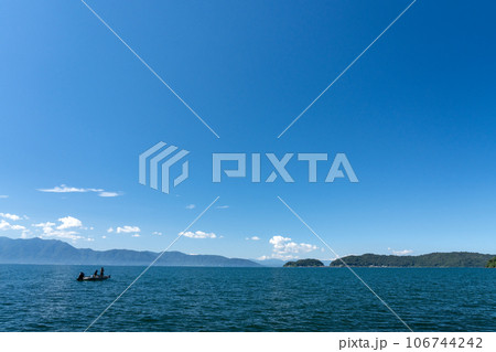 夏の琵琶湖の情景と青空のコピースペース 106744242