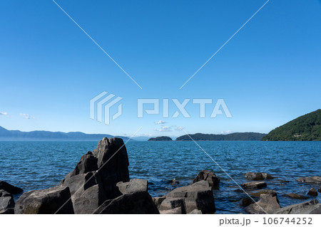 夏の琵琶湖の情景と青空のコピースペース 106744252