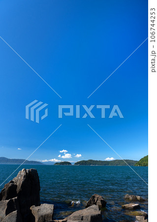 夏の琵琶湖の情景と青空のコピースペース 106744253