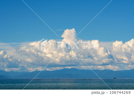 夏の琵琶湖の情景と青空のコピースペース 106744269