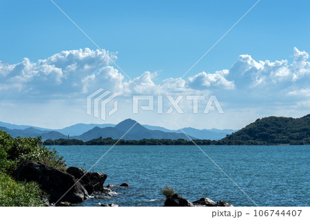 琵琶湖越しに見る三上山 琵琶湖越しに見る三上山 106744407