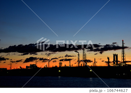 大阪浜寺公園から望む浜寺水路の夕景 大阪浜寺公園から望む浜寺水路の夕景 106744627