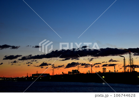 大阪浜寺公園から望む浜寺水路の夕景 106744628