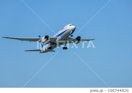 離陸する飛行機と青空 離陸する飛行機と青空 106744820