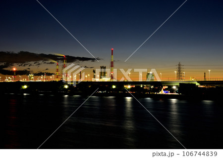 大阪浜寺公園から望む浜寺水路の夕景 106744839