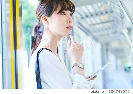 若い女性　通勤通学　撮影協力「京王電鉄株式会社」 106745073