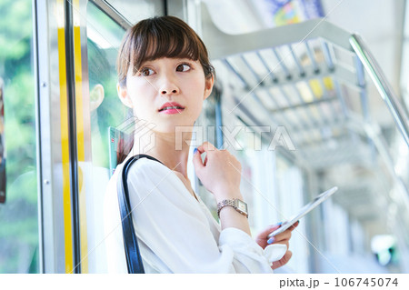 若い女性　通勤通学　撮影協力「京王電鉄株式会社」 106745074