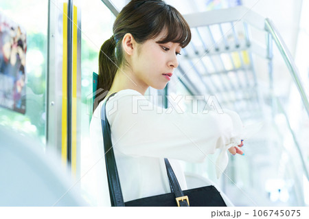 若い女性 通勤通学 撮影協力「京王電鉄株式会社」 若い女性 通勤通学 撮影協力「京王電鉄株式会社」 106745075