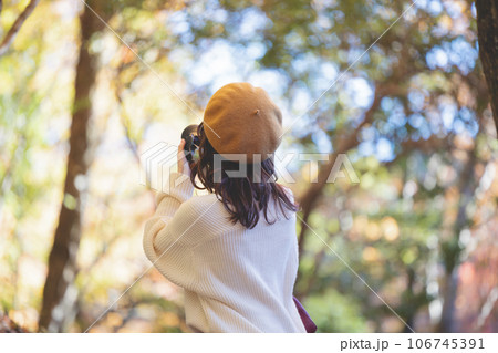 紅葉を楽しむ女性 紅葉を楽しむ女性 106745391