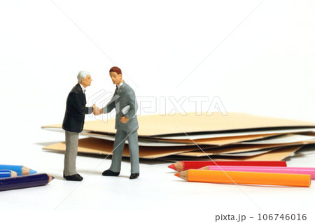 対話する二人の人物 two persons on dialog 対話する二人の人物 two persons on dialog 106746016