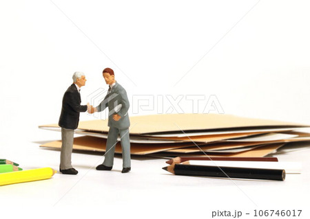対話する二人の人物 two persons on dialog 対話する二人の人物 two persons on dialog 106746017
