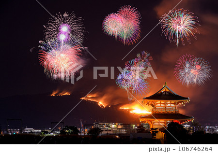 若草山焼きと花火(合成) 若草山焼きと花火(合成) 106746264