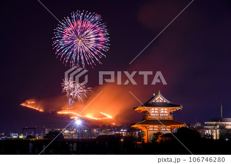 若草山焼きと花火（合成） 106746280