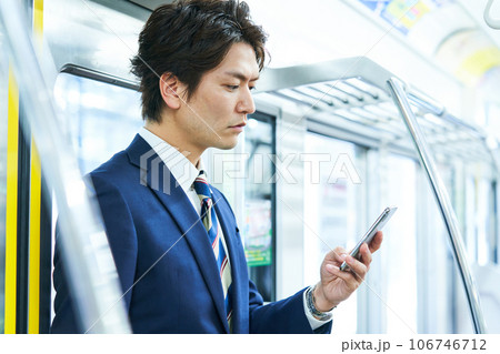 通勤通学　若いビジネスマン　撮影協力「京王電鉄株式会社」 106746712