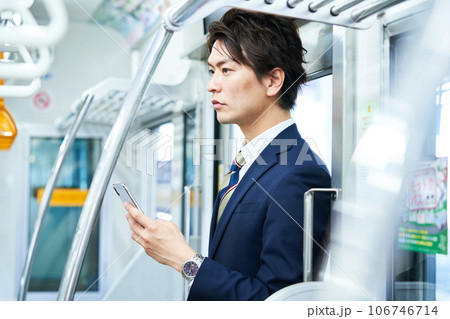 通勤通学　若いビジネスマン　撮影協力「京王電鉄株式会社」 106746714