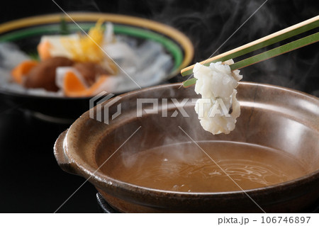 鱧を箸で持ち上げているところ・湯気が立ち上がる鱧しゃぶ・湯気が立ち上がる海鮮しゃぶしゃぶ 鱧を箸で持ち上げているところ・湯気が立ち上がる鱧しゃぶ・湯気が立ち上がる海鮮しゃぶしゃぶ 106746897