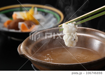 鱧を箸で持ち上げているところ・湯気が立ち上がる鱧しゃぶ・湯気が立ち上がる海鮮しゃぶしゃぶ 鱧を箸で持ち上げているところ・湯気が立ち上がる鱧しゃぶ・湯気が立ち上がる海鮮しゃぶしゃぶ 106746898
