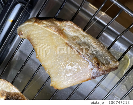 ブリの塩焼き グリルで香ばしく焼き上げた鰤の塩焼き ブリの塩焼き グリルで香ばしく焼き上げた鰤の塩焼き 106747218
