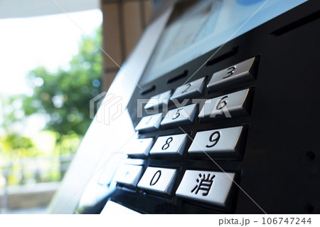 マンションエントランスのインターホン 106747244