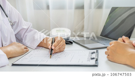 Doctor hand holding pen and explained examination results to the patient man, healthcare and medical checkup concept 106747503