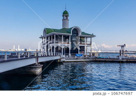 【神奈川の都市風景】横浜みなとみらいの風景(ぷかり桟橋) 【神奈川の都市風景】横浜みなとみらいの風景(ぷかり桟橋) 106747697