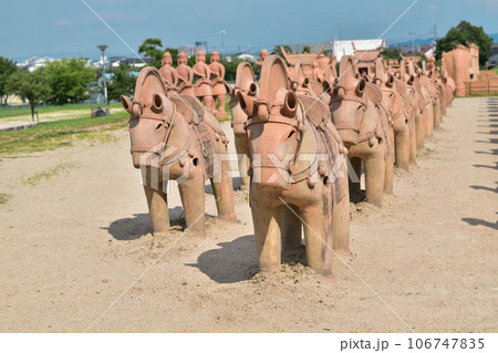 大阪高槻・今城塚古墳の騎馬の埴輪 大阪高槻・今城塚古墳の騎馬の埴輪 106747835