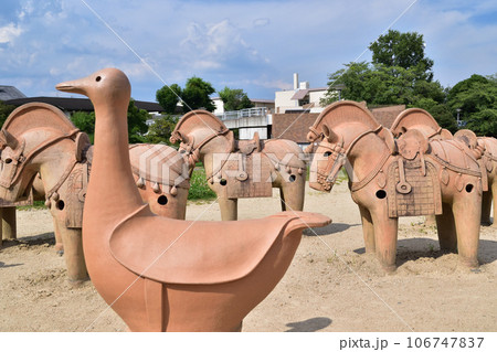 大阪高槻・今城塚古墳の騎馬と水鳥の埴輪 大阪高槻・今城塚古墳の騎馬と水鳥の埴輪 106747837