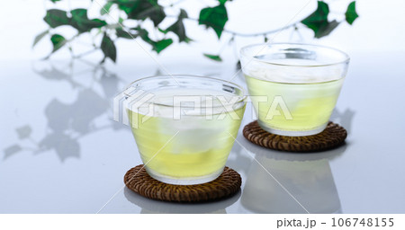 お茶 冷たい緑茶 （ 白背景 ） 緑茶 106748155