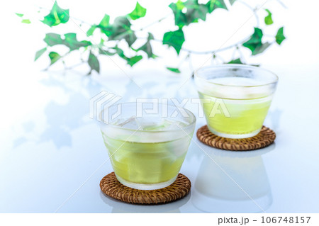 お茶 冷たい緑茶 （ 白背景 ） 緑茶 106748157