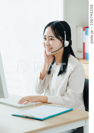 コールセンターで働く若い女性 コールセンターで働く若い女性 106748208