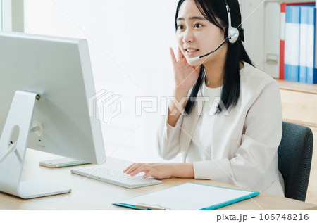 コールセンターで働く若い女性 コールセンターで働く若い女性 106748216