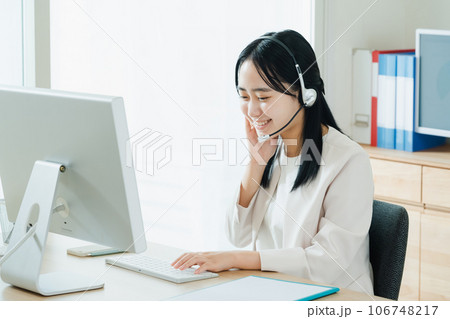 コールセンターで働く若い女性 コールセンターで働く若い女性 106748217
