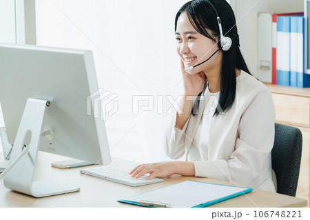コールセンターで働く若い女性 コールセンターで働く若い女性 106748221