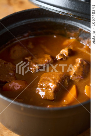 鍋で煮込んだビーフシチュー 鍋で煮込んだビーフシチュー 106748241