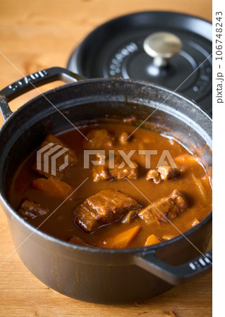 鍋で煮込んだビーフシチュー 鍋で煮込んだビーフシチュー 106748243