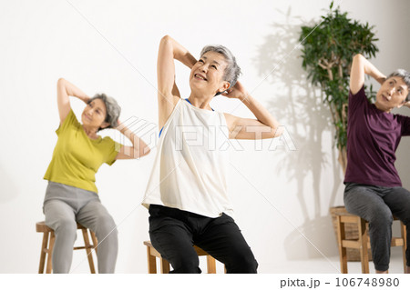 シニアヨガ・椅子ヨガをする60代の女性 106748980