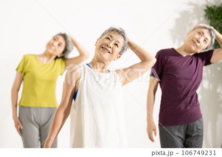 シニアヨガ・ヨガをする60代の女性 106749231