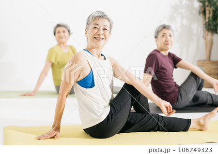 シニアヨガ・ヨガをする60代の女性 106749323