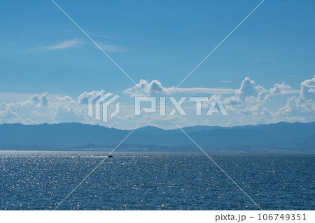 穏やかな夏の日の琵琶湖の情景と夏空のコピースペース 106749351