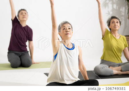 シニアヨガ・ヨガをする60代の女性 106749381