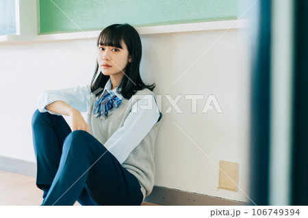 パンツスタイルの女子高生 パンツスタイルの女子高生 106749394