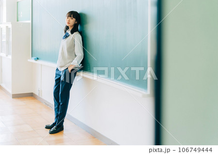 パンツスタイルの女子高生 パンツスタイルの女子高生 106749444