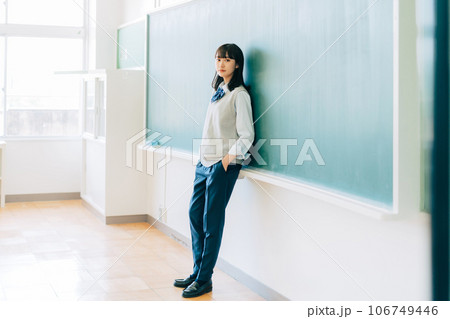 パンツスタイルの女子高生 106749446