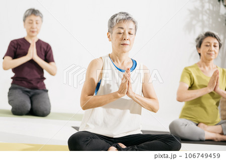 シニアヨガ・ヨガをする60代の女性 106749459