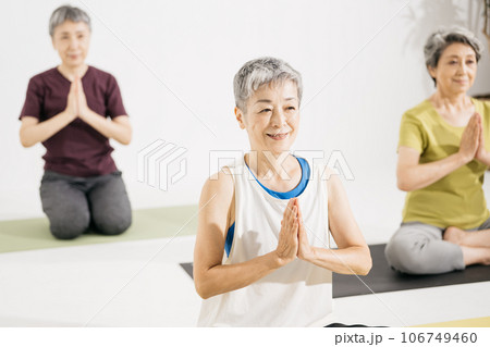 シニアヨガ・ヨガをする60代の女性 106749460